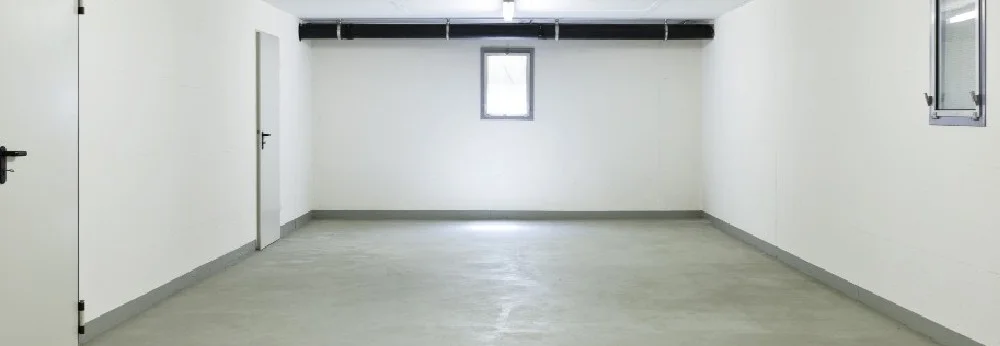 Leerer Kellerraum mit Betonboden